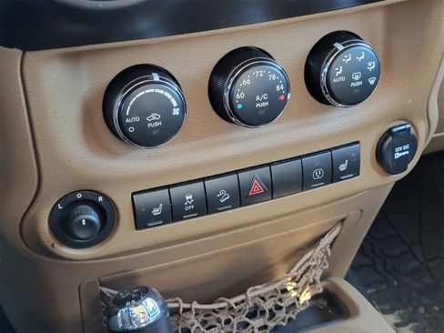 Used 2014 Jeep Wrangler Unlimited Rubicon w/ Connectivity Group image 16