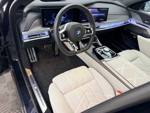 Used 2024 BMW i7 xDrive60 image 2