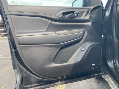 Used 2023 GMC Acadia SLT image 15