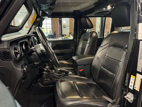 Used 2019 Jeep Wrangler Unlimited Sahara w/ Uconnect 4C Nav & Sound Group AWD/4WD image 27