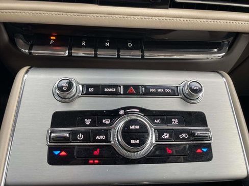 Used 2023 Lincoln Aviator Standard image 27