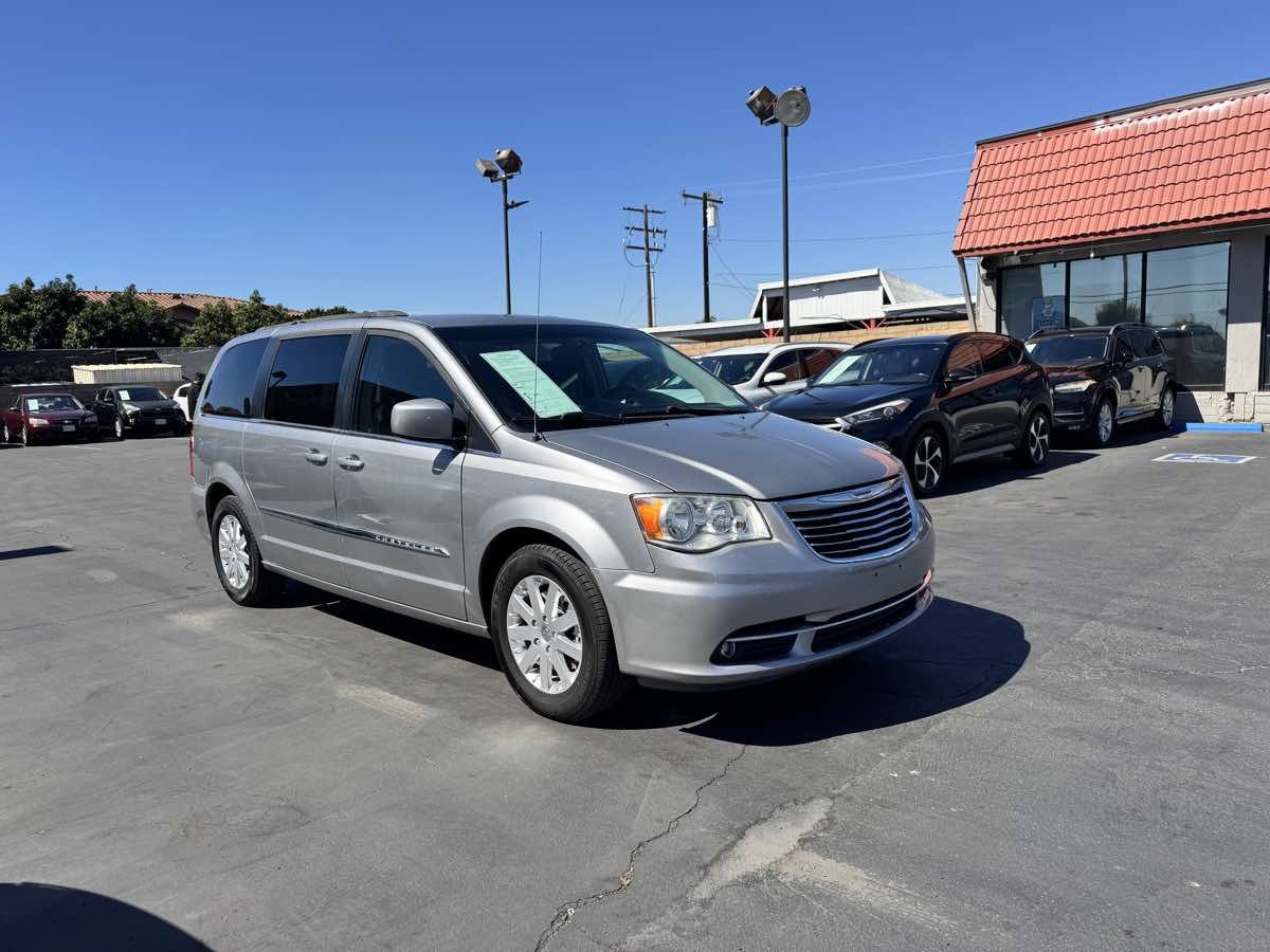 Used 2016 Chrysler Town & Country Touring FWD image 8