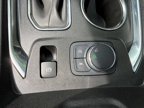 Used 2022 Chevrolet Traverse LS FWD image 19