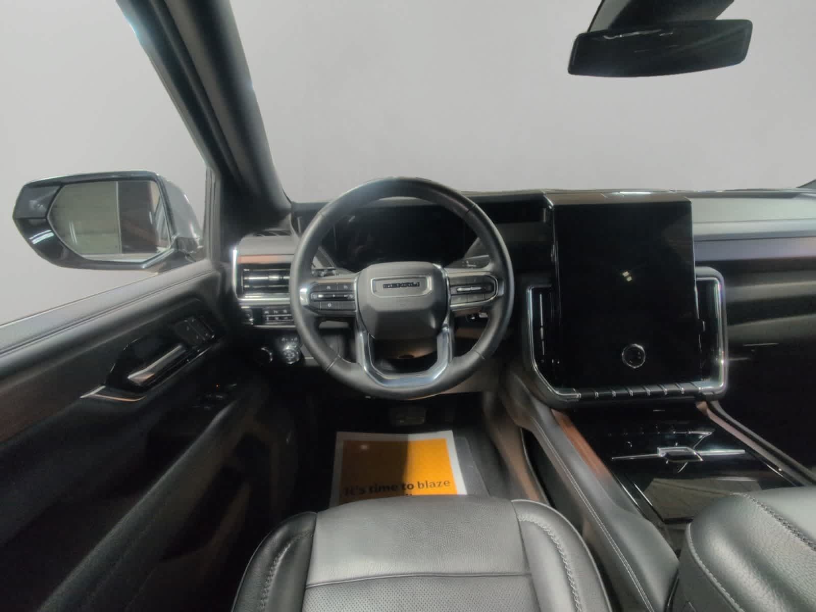 Used 2025 GMC Yukon XL Denali AWD/4WD image 12