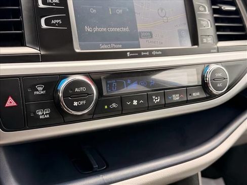 Used 2019 Toyota Highlander XLE AWD/4WD image 25
