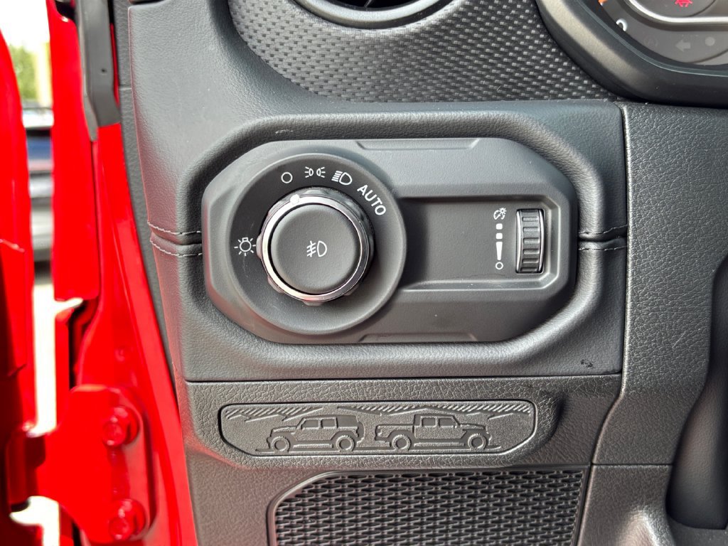Used 2025 Jeep Wrangler Unlimited Rubicon w/ Convenience Group AWD/4WD image 31
