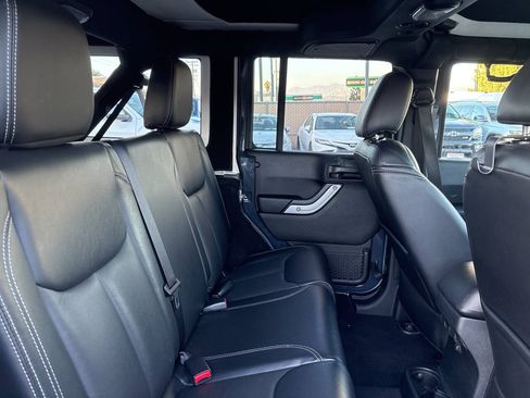 Used 2017 Jeep Wrangler Unlimited Rubicon w/ Connectivity Group AWD/4WD image 24