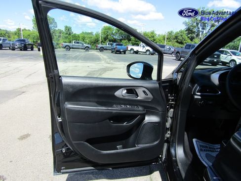Used 2022 Chrysler Pacifica Limited w/ Uconnect Theater Family Group FWD image 29