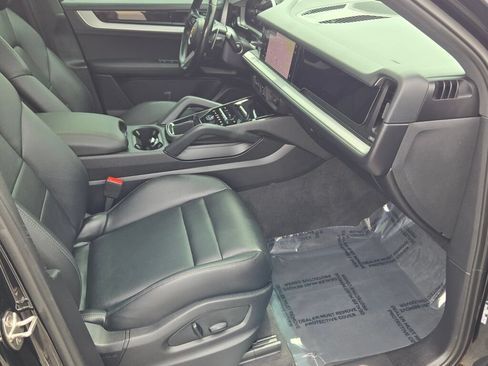 Used 2024 Porsche Cayenne AWD/4WD image 6