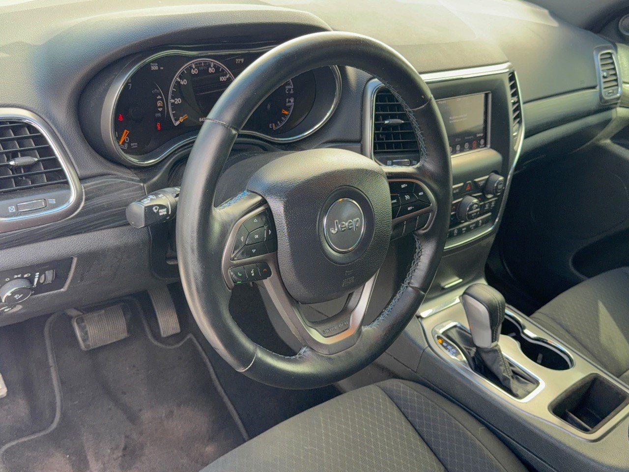 Used 2019 Jeep Grand Cherokee Laredo RWD image 4