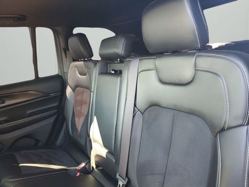 Used 2023 Jeep Grand Cherokee Altitude image 19
