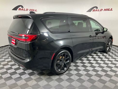 Used 2021 Chrysler Pacifica Limited w/ Uconnect Theater Family Group image 6