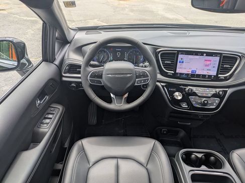 New 2027 Chrysler Pacifica Select FWD image 16