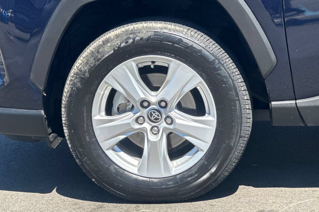 Used 2021 Toyota RAV4 XLE AWD/4WD image 34