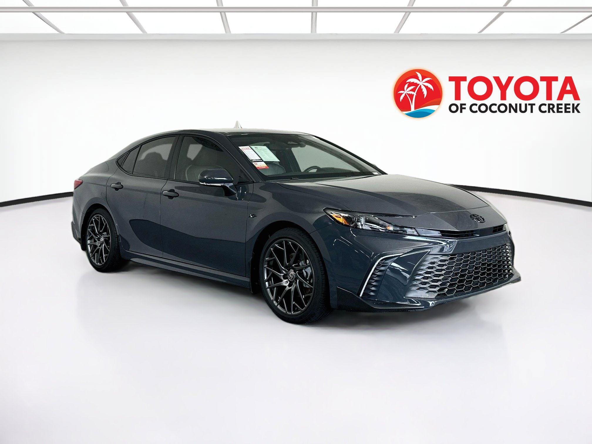 Used 2025 Toyota Camry SE FWD image 1