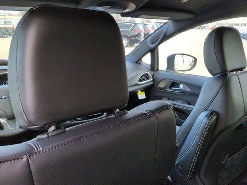 New 2026 Chrysler Pacifica Select FWD image 25