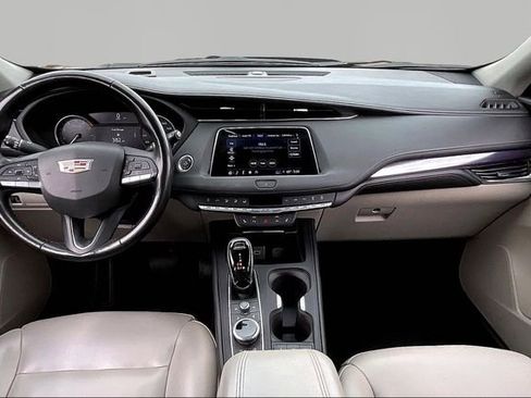 Used 2022 Cadillac XT4 Luxury w/ Cold Weather Package FWD image 7