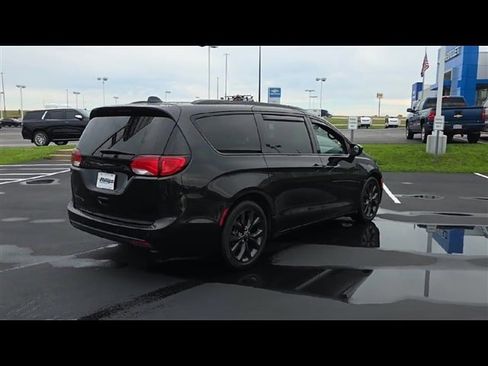 Used 2020 Chrysler Pacifica Touring-L Plus w/ S Appearance Package image 8