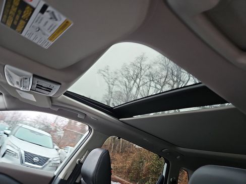 Certified 2022 Nissan Rogue Platinum w/ Head-Up Display Package image 14