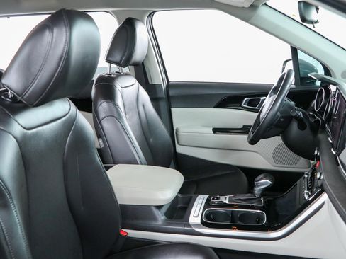 Used 2024 Kia Carnival EX FWD image 27