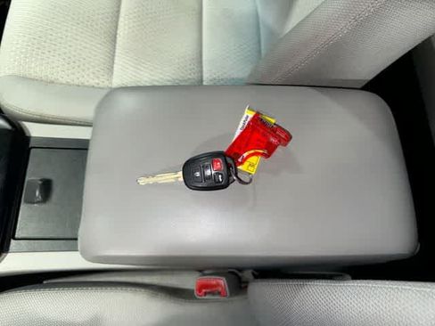 Used 2013 Toyota Camry LE FWD image 30
