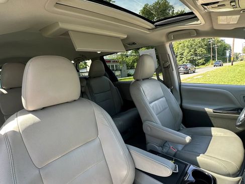 Used 2018 Toyota Sienna XLE Premium FWD image 34