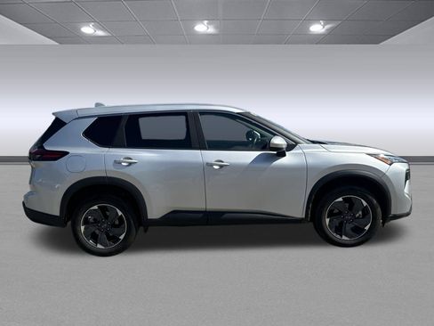 Used 2025 Nissan Rogue SV FWD image 2