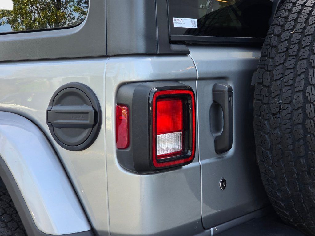 Used 2018 Jeep Wrangler Unlimited Sahara AWD/4WD image 38