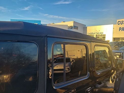 Used 2022 Jeep Wrangler Unlimited Rubicon image 11