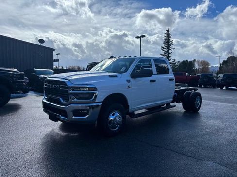 New 2026 RAM 3500 Tradesman w/ Chrome Appearance Group A AWD/4WD image 3