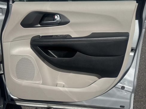 Used 2024 Chrysler Pacifica Touring-L FWD image 15