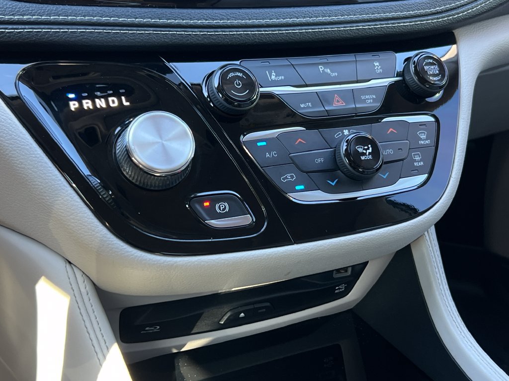 Used 2021 Chrysler Pacifica Limited w/ Uconnect Theater Family Group FWD image 53