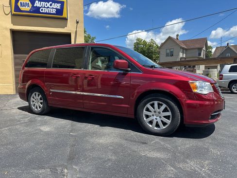 Used 2013 Chrysler Town & Country Touring FWD image 4