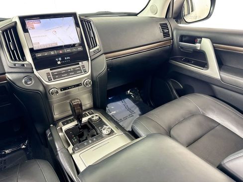 Used 2016 Toyota Land Cruiser image 30