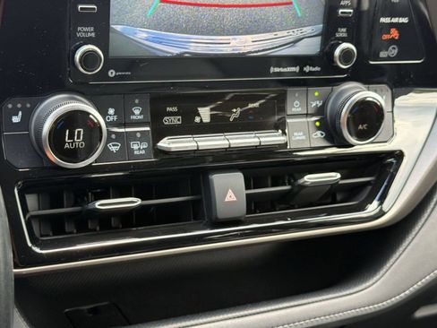 Used 2020 Toyota Highlander XLE FWD image 16