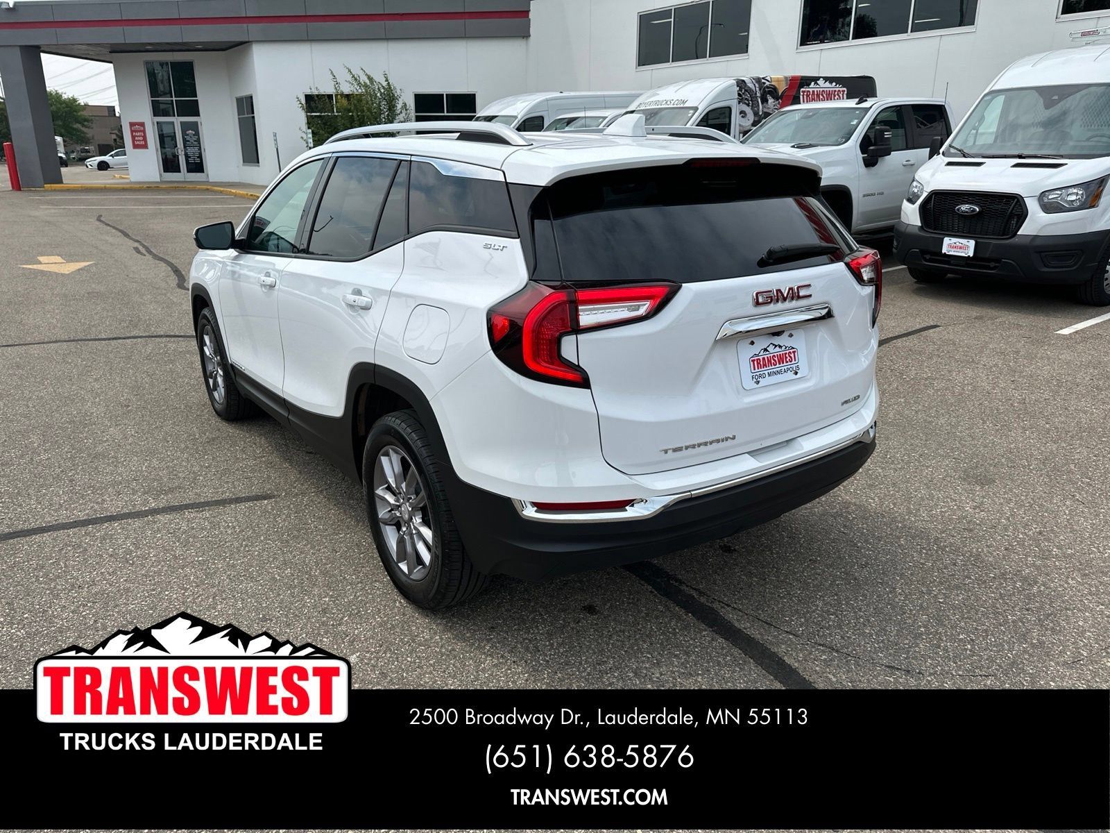 Used 2024 GMC Terrain SLT AWD/4WD image 3