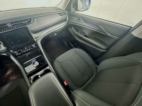 Used 2023 Jeep Grand Cherokee Laredo w/ Luxury Tech Group I image 11