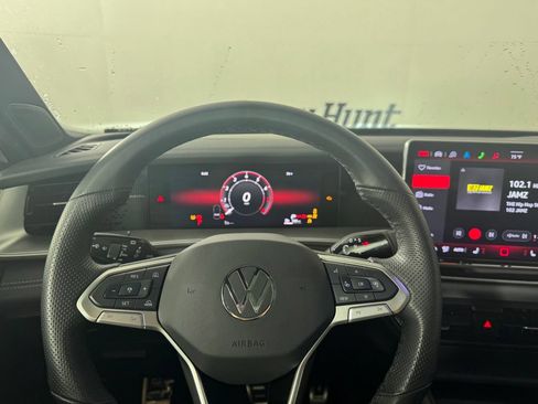 Used 2025 Volkswagen Tiguan SE R-Line FWD image 16