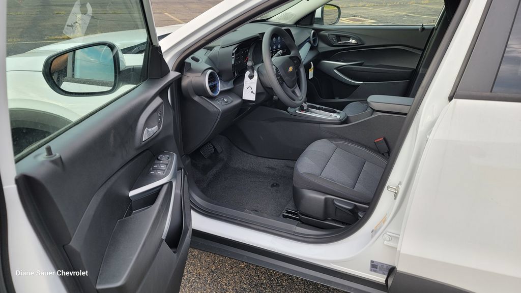 New 2026 Chevrolet Trax LS w/ LS Convenience Package FWD image 18