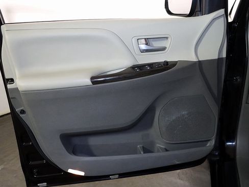 Used 2015 Toyota Sienna XLE image 23