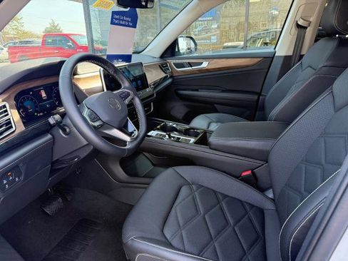 Used 2025 Volkswagen Atlas SE image 3