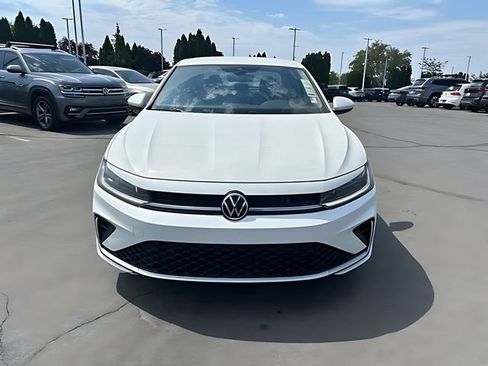 Used 2025 Volkswagen Jetta SE FWD image 8