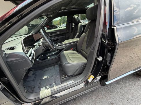 Used 2024 Cadillac Lyriq Luxury AWD/4WD image 30