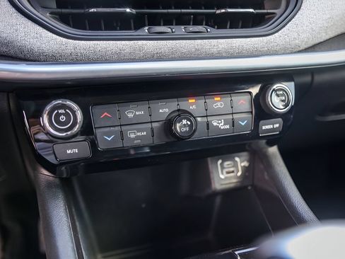 Used 2022 Jeep Compass Latitude w/ Convenience Group FWD image 18