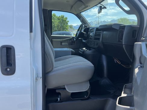 Used 2019 Chevrolet Express 2500 Extended RWD image 11