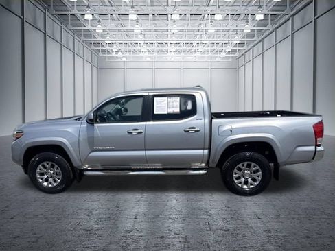 Used 2017 Toyota Tacoma SR5 w/ Tow Package RWD image 2