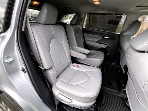Used 2023 Toyota Highlander XLE image 21