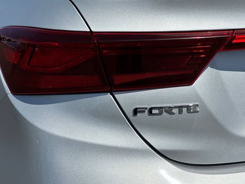 Used 2020 Kia Forte LXS FWD image 28