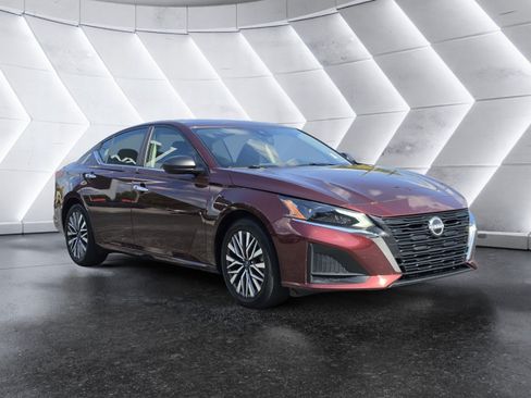 Used 2024 Nissan Altima 2.5 SV FWD image 1