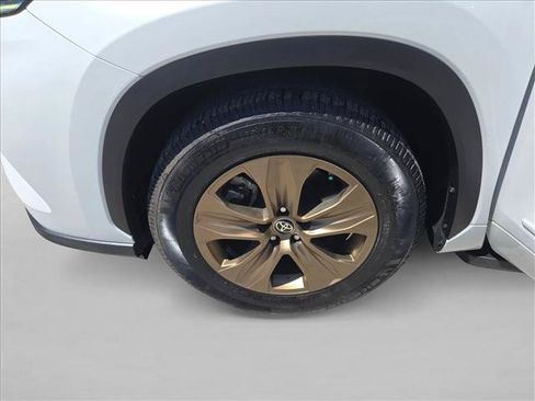 Used 2022 Toyota Highlander Bronze Edition FWD image 26